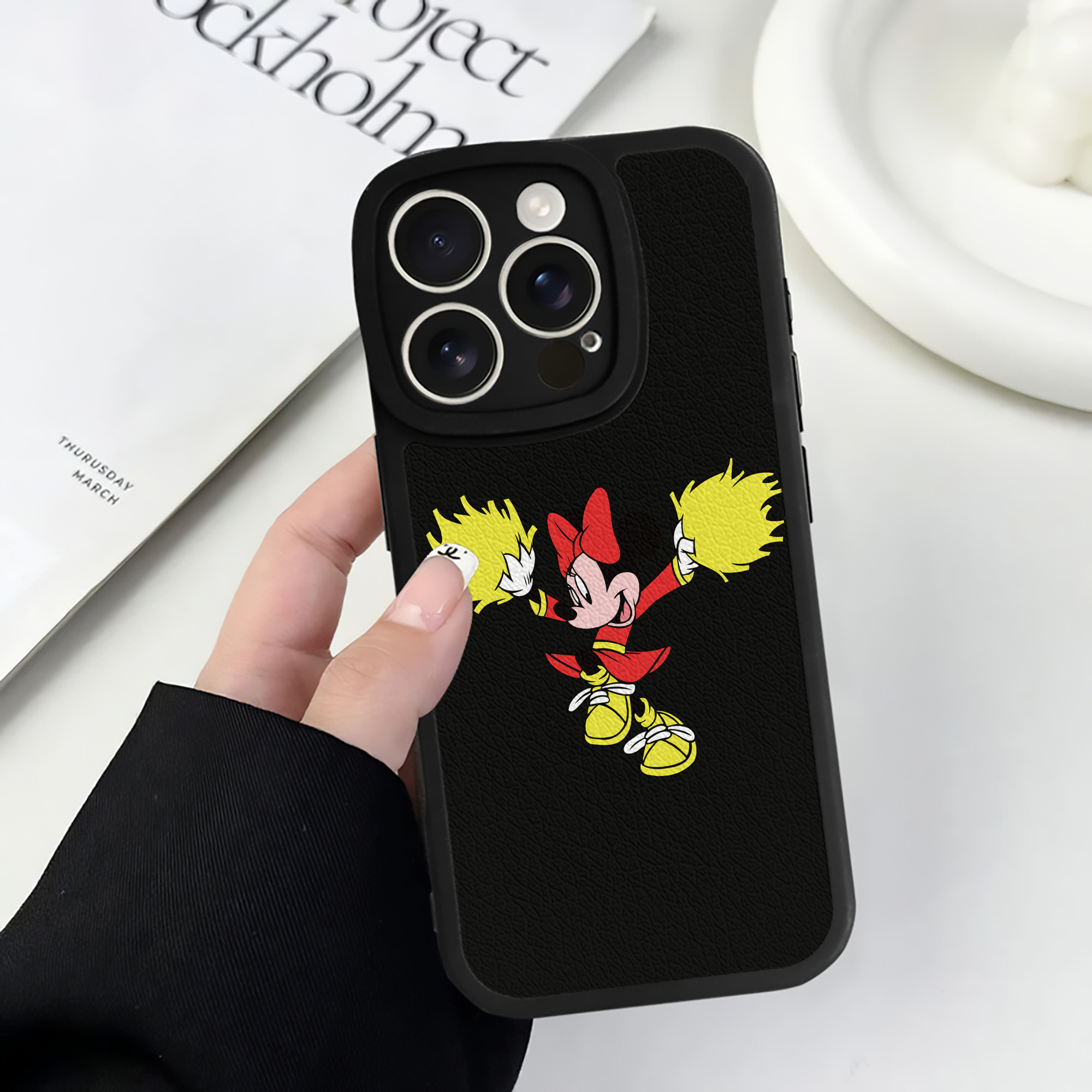 （画像用） ミッキーマウス Mickey Mouse 【iPhone 16シリーズ対応】シリコンスマホケース（レザー調） 材質：シリコン